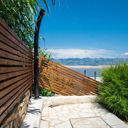 A White Cliffside Studio Pag Town Exterior foto