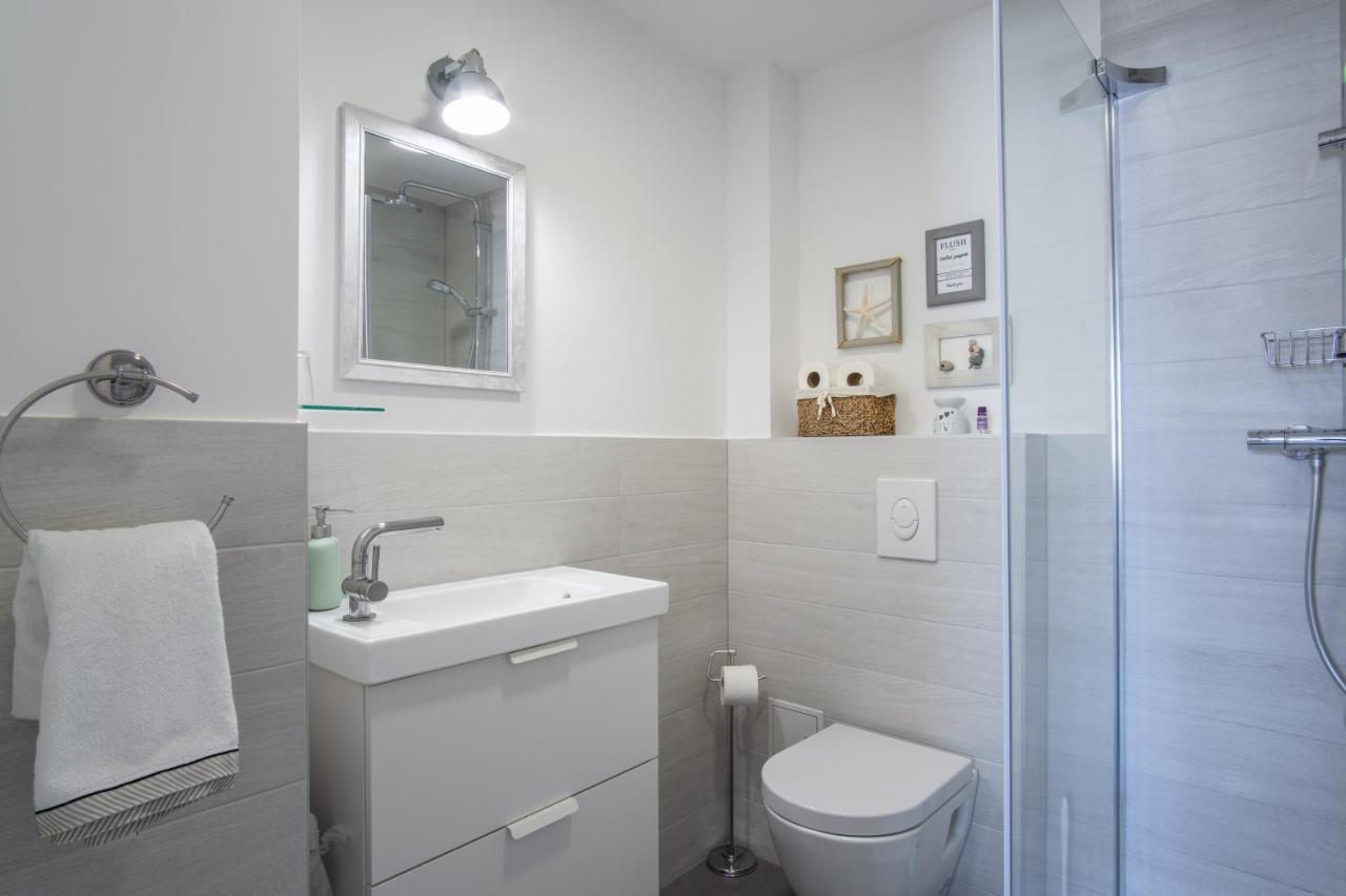 A White Cliffside Studio Pag Town Exterior foto